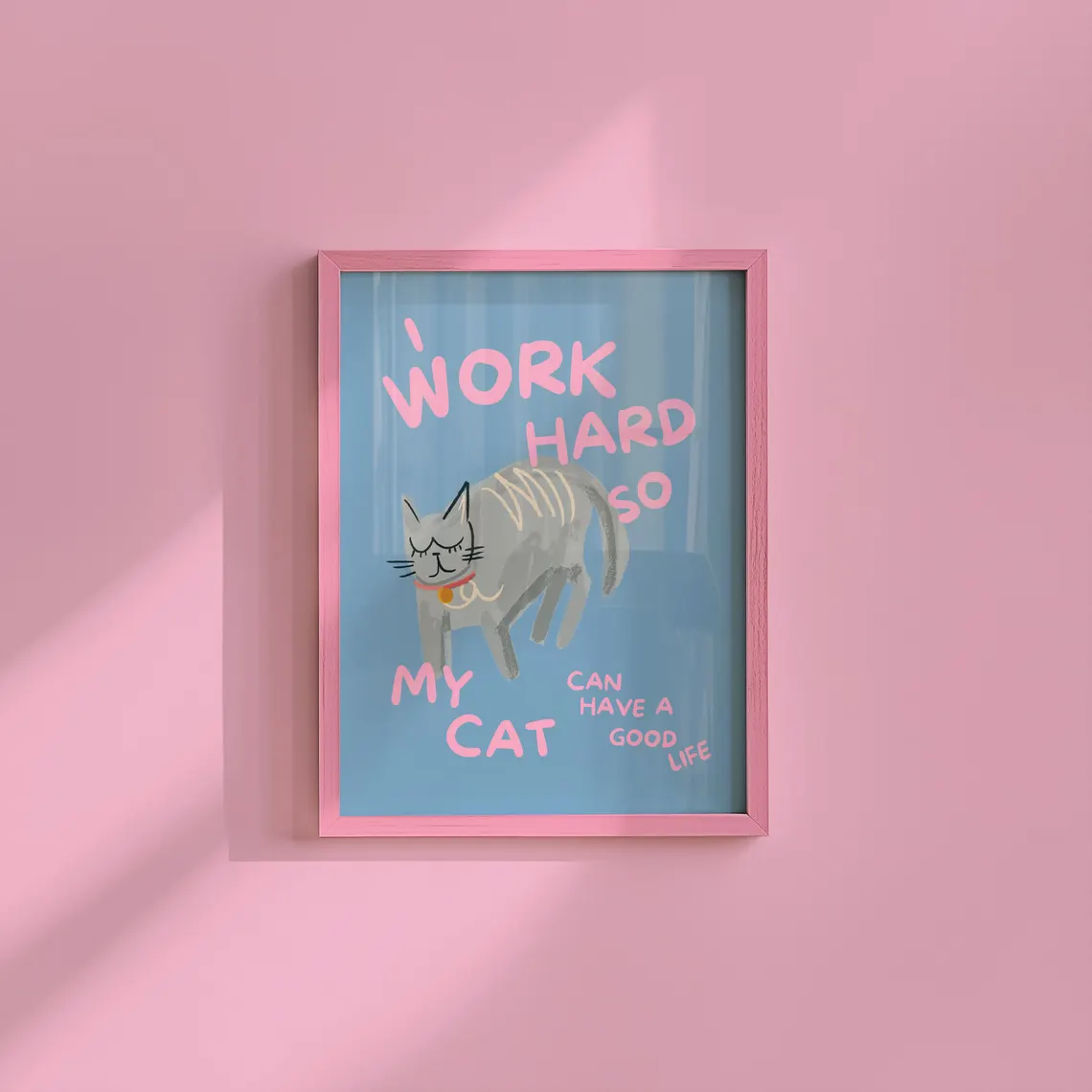Photography Art - ユーモラスな猫好きのためのウォールプリント装飾品 - 赤い首輪を付けたふくよかな灰色の猫の幻想的な筆致イラスト、Reが描かれています。