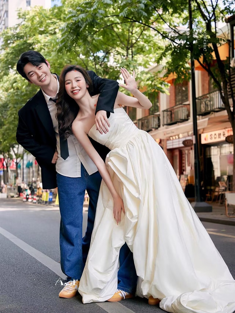 Photography Outfit - ファッショナブルな韓国スタイルのデニムストリートスナップウェディングドレスカップル写真撮影服若いクリエイティブ人気スタジオ衣装
